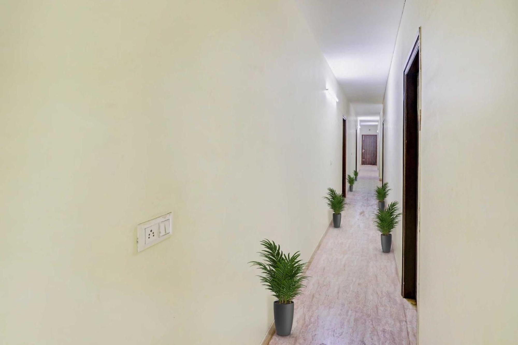 Hotel O Moonshine Near Mohan Estate Metro Station New Delhi Bagian luar foto